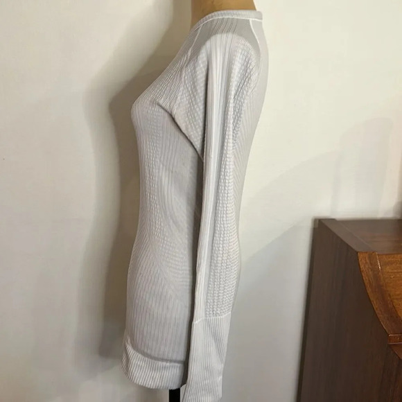 Lululemon sz 6 light grey thermal with thumb holes great pre owned condition - Picture 3 of 5